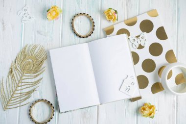 Etiket, yazıt, ışık ve altın renkte promosyon kodu için mockup. Not defteri ve kopya alanı ile kalem. Metin için çerçeve. Yukarıdan görüntüle. Mockup Not defteri