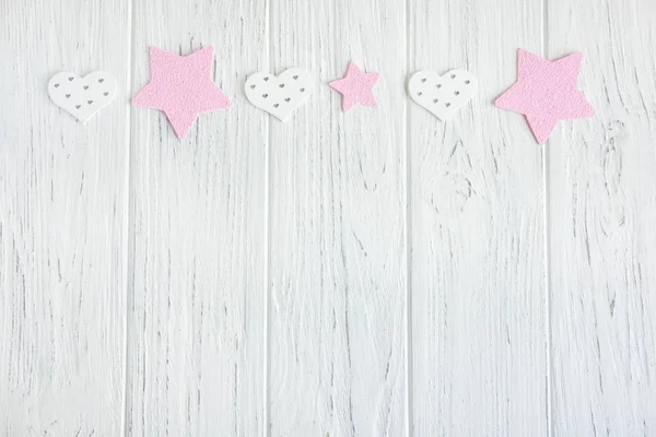 Fondo con corazones y estrellas rosadas. Marco para la venta, banner, letras de saludo. Fondo de madera con corazones. Cumpleaños Valeninov — Foto de Stock