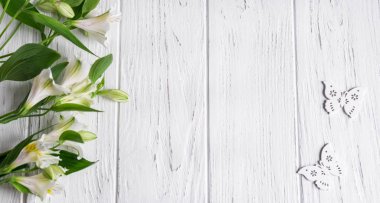 Tebrikler metinle Alstroemeria doğal çiçek ahşap zemin için çerçeve. Doğal renklerle tebrik kart tasarımı. Alstromeria ile metin için arka plan. Düz yatıyordu, en iyi görünümü.