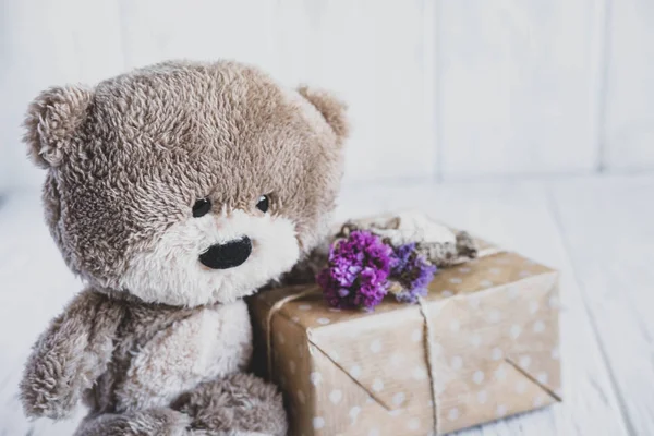 Игрушечный медведь с подарочными коробками на светлом деревянном фоне. Винтажный фон для поздравительной открытки, баннер. Приветственный дизайн баннера. Подарочный сертификат, скидка — стоковое фото