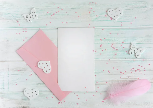 Malli kirjaimet, kirjekuori ja kynä vaaleanpunainen väri. Rakkauskortti — kuvapankkivalokuva
