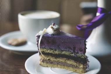 Kafe masasındaki çilekli kekin işlenmiş fotoğrafı..