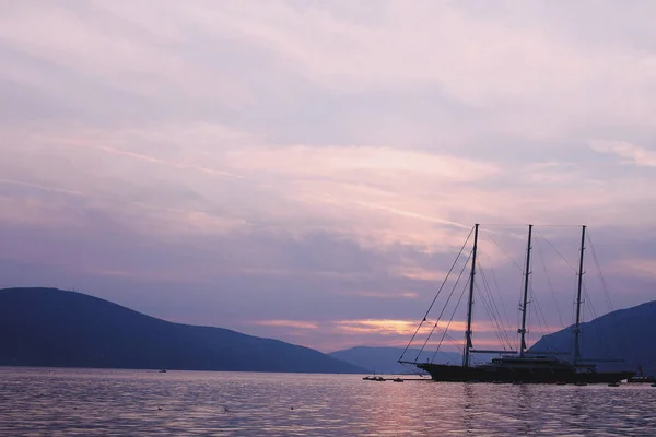 Güzel gün batımı. Tivat, Karadağ