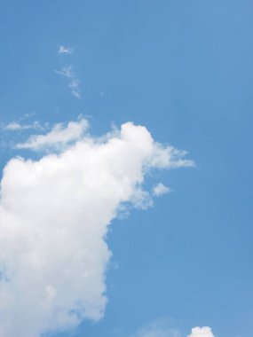 Mavi gökyüzü ve bulutlu manzara