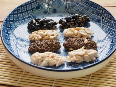 Kore geleneksel aperatifler Sweetricepuffs, siyah susam gangjeong, fıstık gangjeong