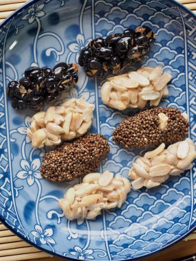 Kore geleneksel aperatifler Sweetricepuffs, siyah susam gangjeong, fıstık gangjeong