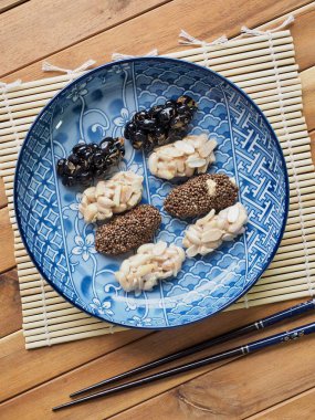 Kore geleneksel aperatifler Sweetricepuffs, siyah susam gangjeong, fıstık gangjeong