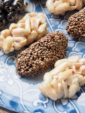 Kore geleneksel aperatifler Sweetricepuffs, siyah susam gangjeong, fıstık gangjeong