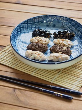 Kore geleneksel aperatifler Sweetricepuffs, siyah susam gangjeong, fıstık gangjeong