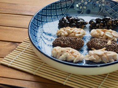 Kore geleneksel aperatifler Sweetricepuffs, siyah susam gangjeong, fıstık gangjeong
