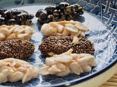 Kore geleneksel aperatifler Sweetricepuffs, siyah susam gangjeong, fıstık gangjeong