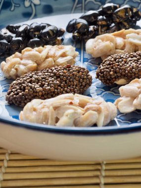 Kore geleneksel aperatifler Sweetricepuffs, siyah susam gangjeong, fıstık gangjeong