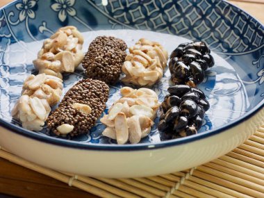 Kore geleneksel aperatifler Sweetricepuffs, siyah susam gangjeong, fıstık gangjeong