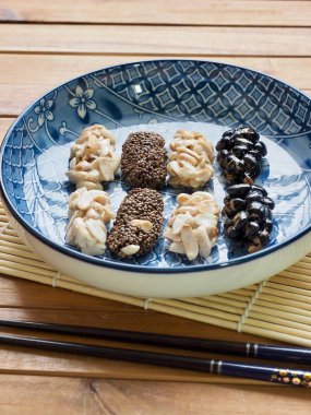 Kore geleneksel aperatifler Sweetricepuffs, siyah susam gangjeong, fıstık gangjeong