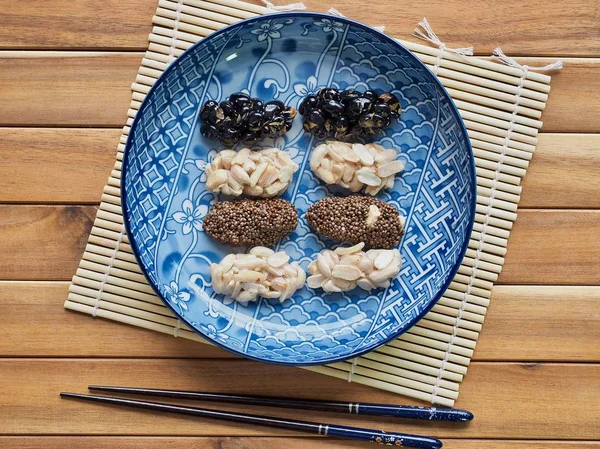 Kore geleneksel aperatifler Sweetricepuffs, siyah susam gangjeong, fıstık gangjeong