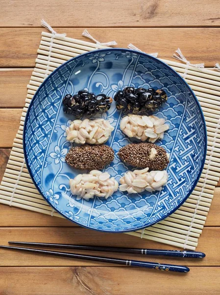 Kore geleneksel aperatifler Sweetricepuffs, siyah susam gangjeong, fıstık gangjeong