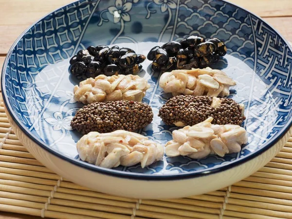 Kore geleneksel aperatifler Sweetricepuffs, siyah susam gangjeong, fıstık gangjeong