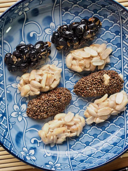 Kore geleneksel aperatifler Sweetricepuffs, siyah susam gangjeong, fıstık gangjeong