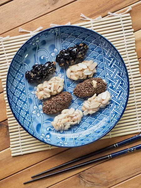 Kore geleneksel aperatifler Sweetricepuffs, siyah susam gangjeong, fıstık gangjeong