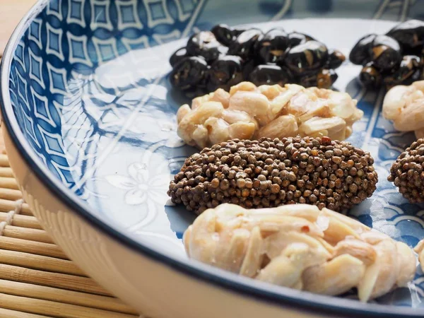 Kore geleneksel aperatifler Sweetricepuffs, siyah susam gangjeong, fıstık gangjeong