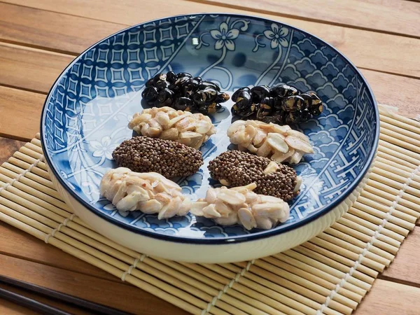 Collations Traditionnelles Coréennes Sweetricepuffs Gangjeong Sésame Noir Gangjeong Aux Arachides — Photo