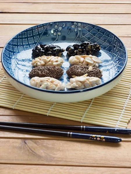 Kore geleneksel aperatifler Sweetricepuffs, siyah susam gangjeong, fıstık gangjeong