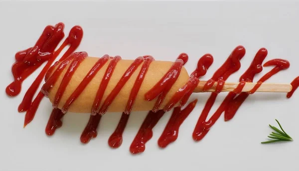 Hot Dog Con Ketchup Piatto Bianco — Foto Stock