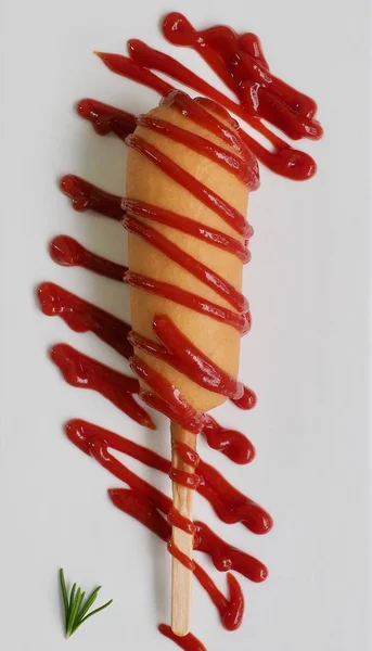 Hot Dog Con Ketchup Piatto Bianco — Foto Stock