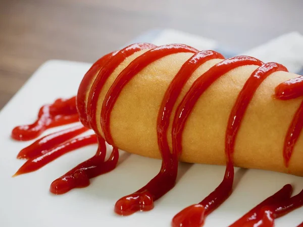 Hot Dog Con Ketchup Piatto Bianco — Foto Stock