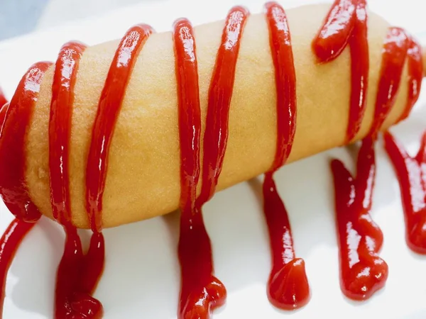 Hot Dog Ketchup Sur Une Assiette Blanche — Photo