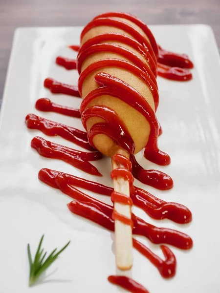 Hot Dog Con Ketchup Piatto Bianco — Foto Stock