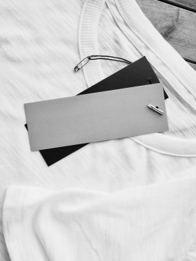 Beyaz yuvarlak t-shirt ve giyim etiketi