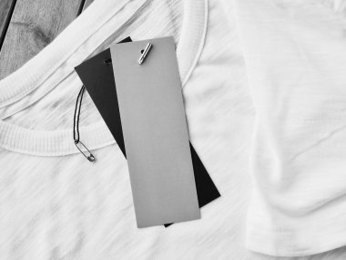 Beyaz yuvarlak t-shirt ve giyim etiketi