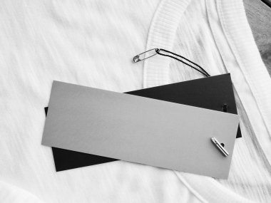 Beyaz yuvarlak t-shirt ve giyim etiketi