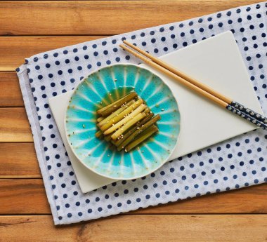 Kore yemeği sarımsak sapı Simmered soya sosu