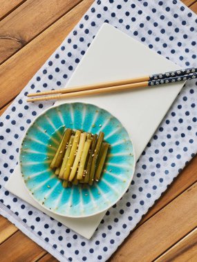 Kore yemeği sarımsak sapı Simmered soya sosu