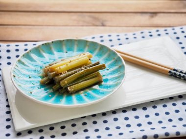 Kore yemeği sarımsak sapı Simmered soya sosu