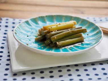 Kore yemeği sarımsak sapı Simmered soya sosu