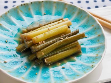 Kore yemeği sarımsak sapı Simmered soya sosu