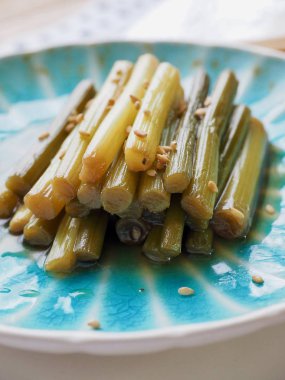 Kore yemeği sarımsak sapı Simmered soya sosu