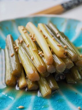 Kore yemeği sarımsak sapı Simmered soya sosu