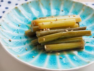 Kore yemeği sarımsak sapı Simmered soya sosu