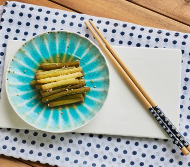 Kore yemeği sarımsak sapı Simmered soya sosu