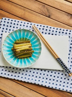 Kore yemeği sarımsak sapı Simmered soya sosu