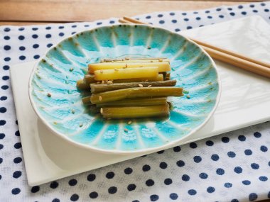 Kore yemeği sarımsak sapı Simmered soya sosu