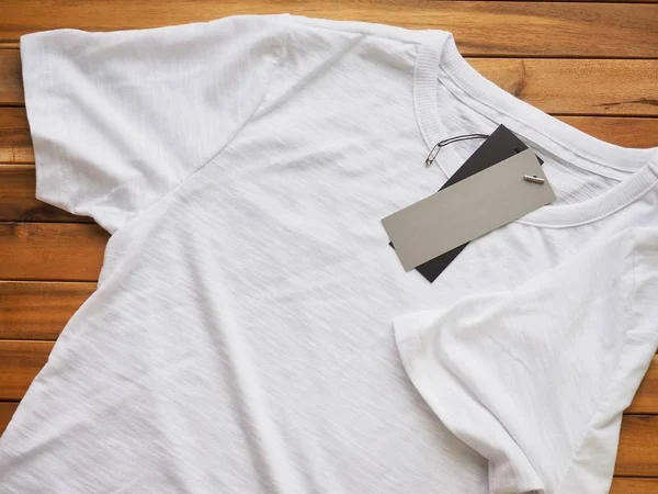 Beyaz yuvarlak t-shirt ve giyim etiketi