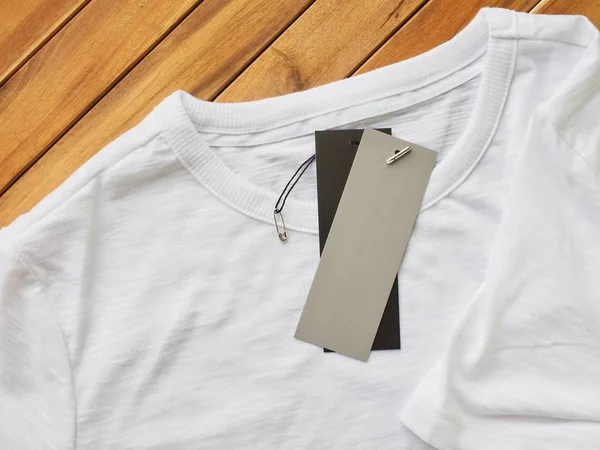 Beyaz yuvarlak t-shirt ve giyim etiketi