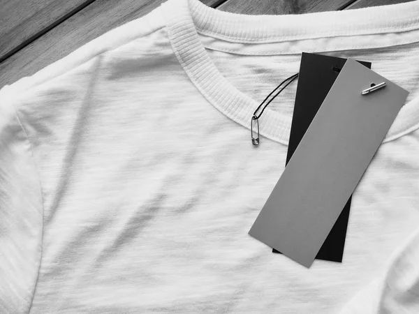 Beyaz yuvarlak t-shirt ve giyim etiketi
