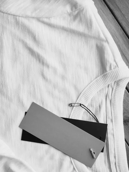 Beyaz yuvarlak t-shirt ve giyim etiketi