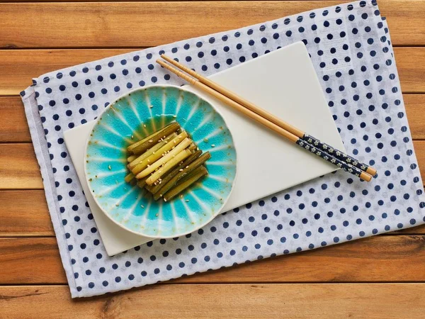 Kore yemeği sarımsak sapı Simmered soya sosu